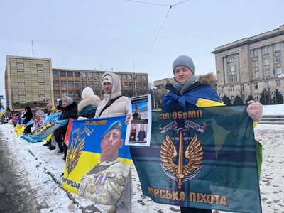 "Хай кажуть, що він загинув, а ми чекаємо його живим": у Черкасах відбулася акція "Не мовчи — полон вбиває" "Хай кажуть, що він загинув, а ми чекаємо його живим": у Черкасах відбулася акція "Не мовчи — полон вбиває"