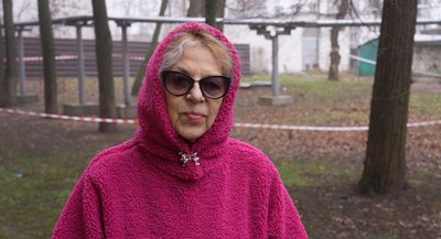 У Дніпрі поблизу багатоповерхівки на деревах зависли уламки збитого дрона