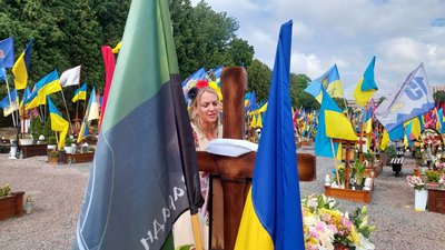 Марлен Маас на могилі Ірини Цибух у Львові Марлен Маас на могилі Ірини Цибух у Львові