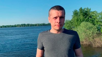 Син пораненої під час обстрілів прикордонного села Костобобрів на Чернігівщини 27 травня 2024 року жінки Євгеній Бавикін Син пораненої під час обстрілів прикордонного села Костобобрів на Чернігівщини 27 травня 2024 року жінки Євгеній Бавикін
