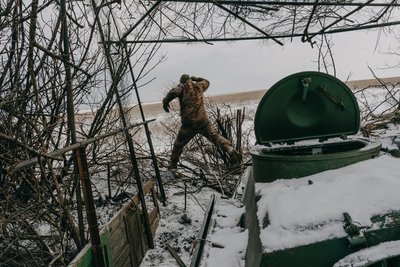 Військовий 24-ї окремої механізованої бригади імені Короля Данила на вогневій позиції на Донеччині Військовий 24-ї окремої механізованої бригади імені Короля Данила на вогневій позиції на Донеччині