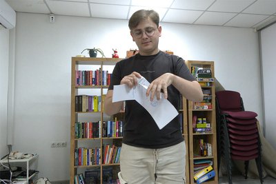 Чернівчанин Сергій Щербань рве довідку обласної МСЕК про невизнання його інвалідності