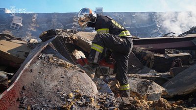 В Яготині на Київщині все ще гасять пожежу після обстрілу 7 лютого В Яготині на Київщині все ще гасять пожежу після обстрілу 7 лютого