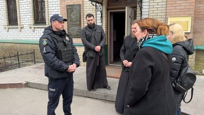 У церкві УПЦ у Кременчуці активістки виявили продаж книг, виданих в РФ У церкві УПЦ у Кременчуці активістки виявили продаж книг, виданих в РФ