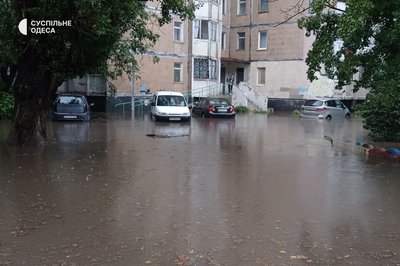 Через зливу в Одесі підтопило вулиці: фото Через зливу в Одесі підтопило вулиці: фото