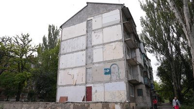 «Ми живемо де попало»: мешканці будинку в Миколаєві понад рік чекають на компенсації після вибуху газу