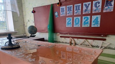 Пошкоджена будівля школи всередені селище Зелений Гай Комарська громада Донецька область 4 квітня 2025 рік Пошкоджена будівля школи всередені селище Зелений Гай Комарська громада Донецька область 4 квітня 2025 рік