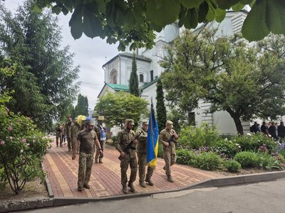 “Повістка прийшла - він пішов”: у Сумах попрощалися зі снайпером Романом Алещенком “Повістка прийшла - він пішов”: у Сумах попрощалися зі снайпером Романом Алещенком