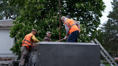 У Полтаві триває демонтаж пам'ятника на місці відпочинку Петра I: на якому етапі роботи У Полтаві триває демонтаж пам'ятника на місці відпочинку Петра I: на якому етапі роботи