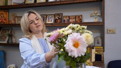 Юлія Залізна біля квітів Юлія Залізна біля квітів