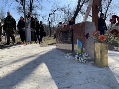У Херсоні до річниці трагедії у Бузковому сквері встановили пам'ятний знак У Херсоні до річниці трагедії у Бузковому сквері встановили пам'ятний знак