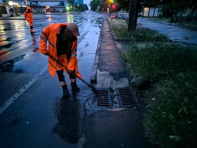 Наслідки нічної зливи: через негоду в Одесі ускладнений рух деякими вулицями Наслідки нічної зливи: через негоду в Одесі ускладнений рух деякими вулицями