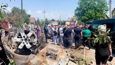 У Прилуках на Чернігівщині попрощалися з родиною, у будинок якої поцілив російський "шахед" У Прилуках на Чернігівщині попрощалися з родиною, у будинок якої поцілив російський "шахед"
