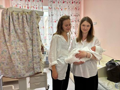 Побратими загиблого бійця зустріли під час виписки в Луцьку його дружину й новонародженого сина Побратими загиблого бійця зустріли під час виписки в Луцьку його дружину й новонародженого сина