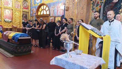 У Житомирі провели в останню путь десантника Андрія Мельника, якого шукали упродовж двох років У Житомирі провели в останню путь десантника Андрія Мельника, якого шукали упродовж двох років