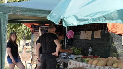 "Дуже смачний та соковитий": у Черкасах розпочали продаж кавунів "Дуже смачний та соковитий": у Черкасах розпочали продаж кавунів