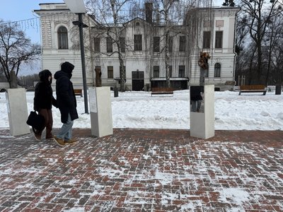 Кожна насічка — ракета, яка атакувала це місто. У Сумах відкрилася виставка про війну Кожна насічка — ракета, яка атакувала це місто. У Сумах відкрилася виставка про війну