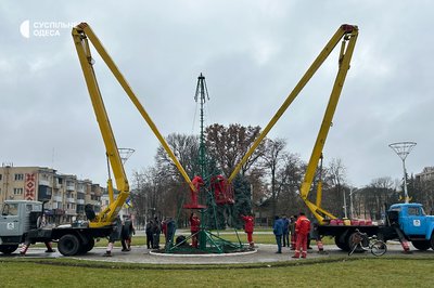 В Ізмаїлі почали монтувати новорічну ялинку: фото В Ізмаїлі почали монтувати новорічну ялинку: фото