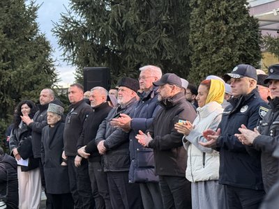 Rusiye istilâsı şaraitinde 13-nci Ramazan— Zelenskıy iftarda kelecek sene barışıq olacağına ümütini bildirdi Rusiye istilâsı şaraitinde 13-nci Ramazan— Zelenskıy iftarda kelecek sene barışıq olacağına ümütini bildirdi