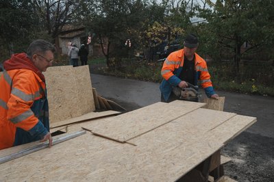 В Індустріальному районі Харкова прибирають наслідки нічних влучань, 21 жовтня 2025 року В Індустріальному районі Харкова прибирають наслідки нічних влучань, 21 жовтня 2025 року