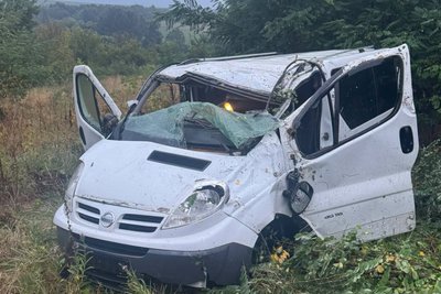 Авто, яке потрапило у ДТП між селами Динівці та Строїнці Чернівецької області Авто, яке потрапило у ДТП між селами Динівці та Строїнці Чернівецької області