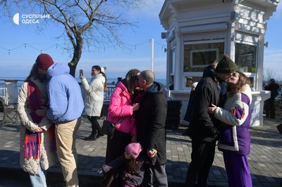 Поцілунки та вино: в Одесі встановили рекорд України з наймасовішого поцілунку на березі моря Поцілунки та вино: в Одесі встановили рекорд України з наймасовішого поцілунку на березі моря