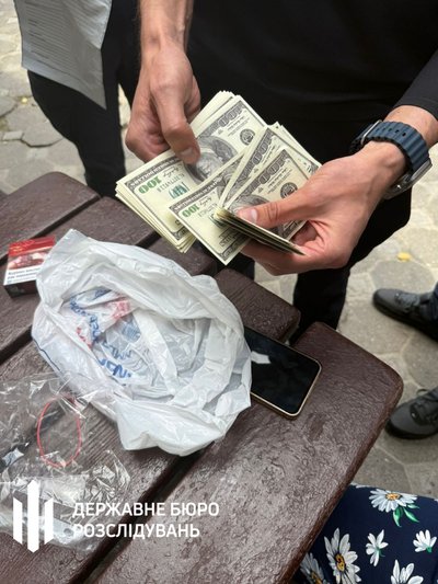 На Одещині затримали правоохоронця та його мати за підозрою організації незаконного виїзду чоловіків за кордон На Одещині затримали правоохоронця та його мати за підозрою організації незаконного виїзду чоловіків за кордон