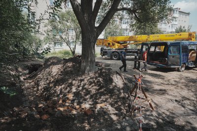 Працівники тепломережі в Ізюмі роблять ремонт Працівники тепломережі в Ізюмі роблять ремонт