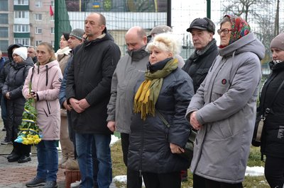 Вшанувати пам'ять військових з Хмельниччини під час відкриття меморіальних дошок прийшли рідні, друзі й місцеві жителі Вшанувати пам'ять військових з Хмельниччини під час відкриття меморіальних дошок прийшли рідні, друзі й місцеві жителі