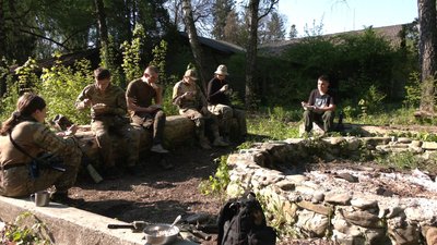 Готують молодь до війни: як у Чернівцях проходить навчання у військово-патріотичному вишколі Готують молодь до війни: як у Чернівцях проходить навчання у військово-патріотичному вишколі