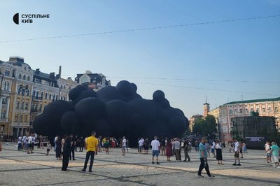 "Чорна Хмара": скульптуру, яку Україна повезе на Burning Man, показали у Києві "Чорна Хмара": скульптуру, яку Україна повезе на Burning Man, показали у Києві