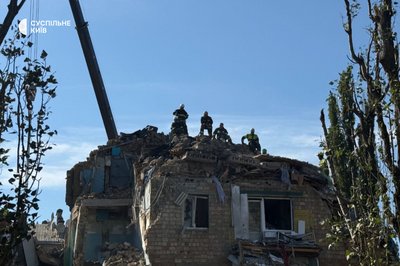 Нічна атака РФ на Київ: є загиблі і поранені, пожежі у кількох районах Нічна атака РФ на Київ: є загиблі і поранені, пожежі у кількох районах