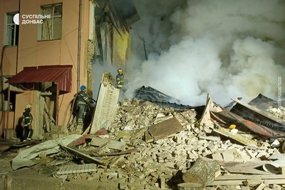 Поцілили у школу та будинок: внаслідок обстрілу Слов'янська та Краматорська під завалами шукають людей Поцілили у школу та будинок: внаслідок обстрілу Слов'янська та Краматорська під завалами шукають людей