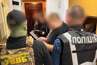 За три тисячі доларів обіцяв допомогти виключити військового з обліку: у Дніпрі затримали чоловіка За три тисячі доларів обіцяв допомогти виключити військового з обліку: у Дніпрі затримали чоловіка