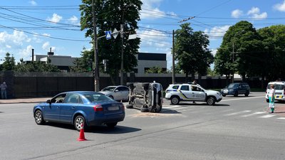 Проїхав на червоне світло: у середмісті Чернігова перекинулося авто
