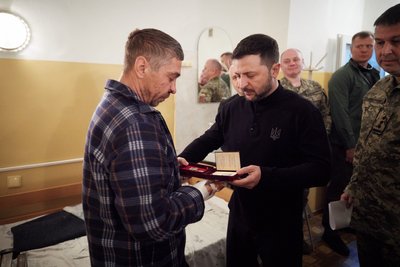 Зеленський та Рютте відвідали в Одесі шпиталь та нагородили військових Зеленський та Рютте відвідали в Одесі шпиталь та нагородили військових