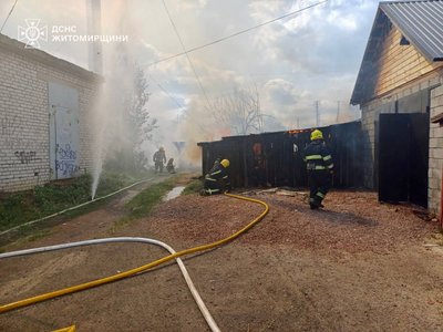 На Житомирщині горіли приватні гаражі — вогонь знищив вісім будівель і автомобіль На Житомирщині горіли приватні гаражі — вогонь знищив вісім будівель і автомобіль