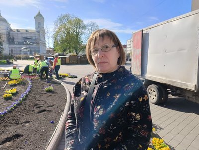 Озеленення Луцька: як комунальники наводять лад на клумбах і в парках Озеленення Луцька: як комунальники наводять лад на клумбах і в парках
