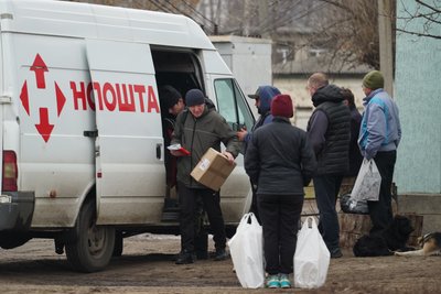 Люди отримують посилки у Студенку під Ізюмом Люди отримують посилки у Студенку під Ізюмом