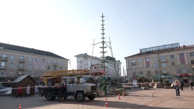 Як жителі Рівного реагують на встановлення ялинки у центрі міста Як жителі Рівного реагують на встановлення ялинки у центрі міста