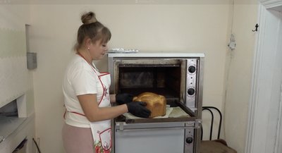Мастика замість шпаклівки, а дека замість валиків: черкащанка змінила професію і пече короваї Мастика замість шпаклівки, а дека замість валиків: черкащанка змінила професію і пече короваї