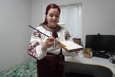 "Відчуваю, що це потрібно людям". Історія херсонської майстрині, яка написала понад 250 ікон