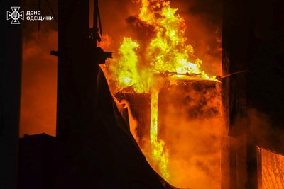В Одесі через удар РФ діють аварійні відключення світла, пошкоджені приватні будинки та бізнес-центр В Одесі через удар РФ діють аварійні відключення світла, пошкоджені приватні будинки та бізнес-центр
