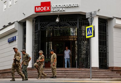 Московська біржа призупинила торги в доларах і євро через санкції США Московська біржа призупинила торги в доларах і євро через санкції США