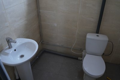 Матраци, вода та світло: як у Миколаєві готують укриття в будинках Матраци, вода та світло: як у Миколаєві готують укриття в будинках