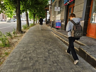 Нова плитка та старі ями – який вигляд мають тротуари на Покровській у Житомирі Нова плитка та старі ями – який вигляд мають тротуари на Покровській у Житомирі