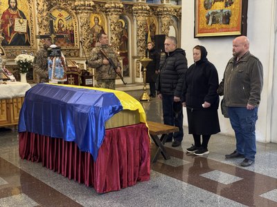 У Полтаві прощаються із військовим Сергім Потапенком У Полтаві прощаються із військовим Сергім Потапенком