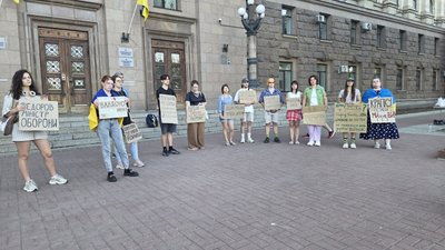 Чотирнадцятий день поспіль миколаївці збираються на акцію на підтримку Федорова Чотирнадцятий день поспіль миколаївці збираються на акцію на підтримку Федорова