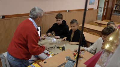Злітають на 30 метрів: у черкаському ліцеї діти виготовляють макети ракет Злітають на 30 метрів: у черкаському ліцеї діти виготовляють макети ракет