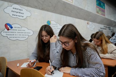 Діти пишуть радіодиктант в підземній школі Харкова Діти пишуть радіодиктант в підземній школі Харкова